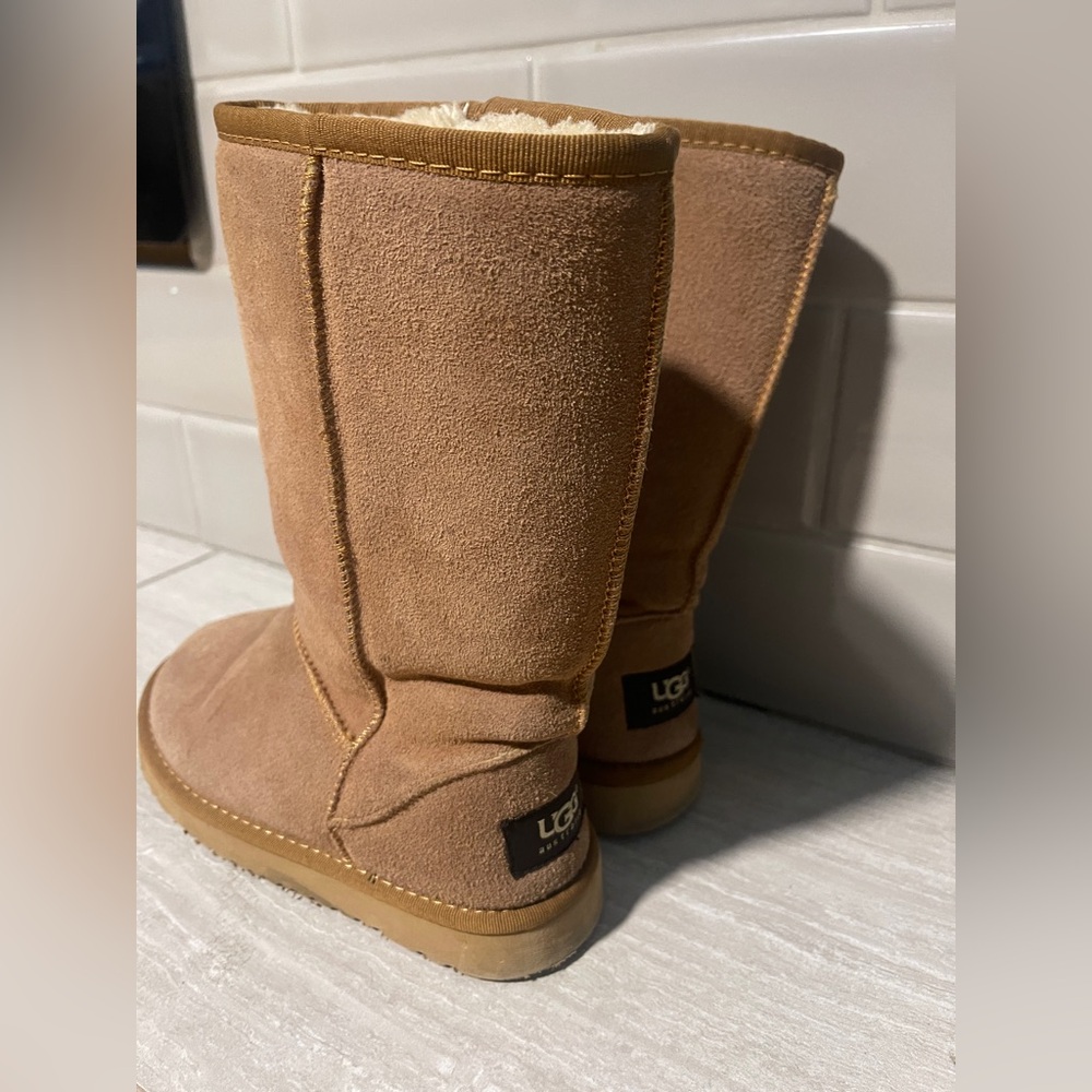 UGG Australia Classic Boots – Women’s Size 5